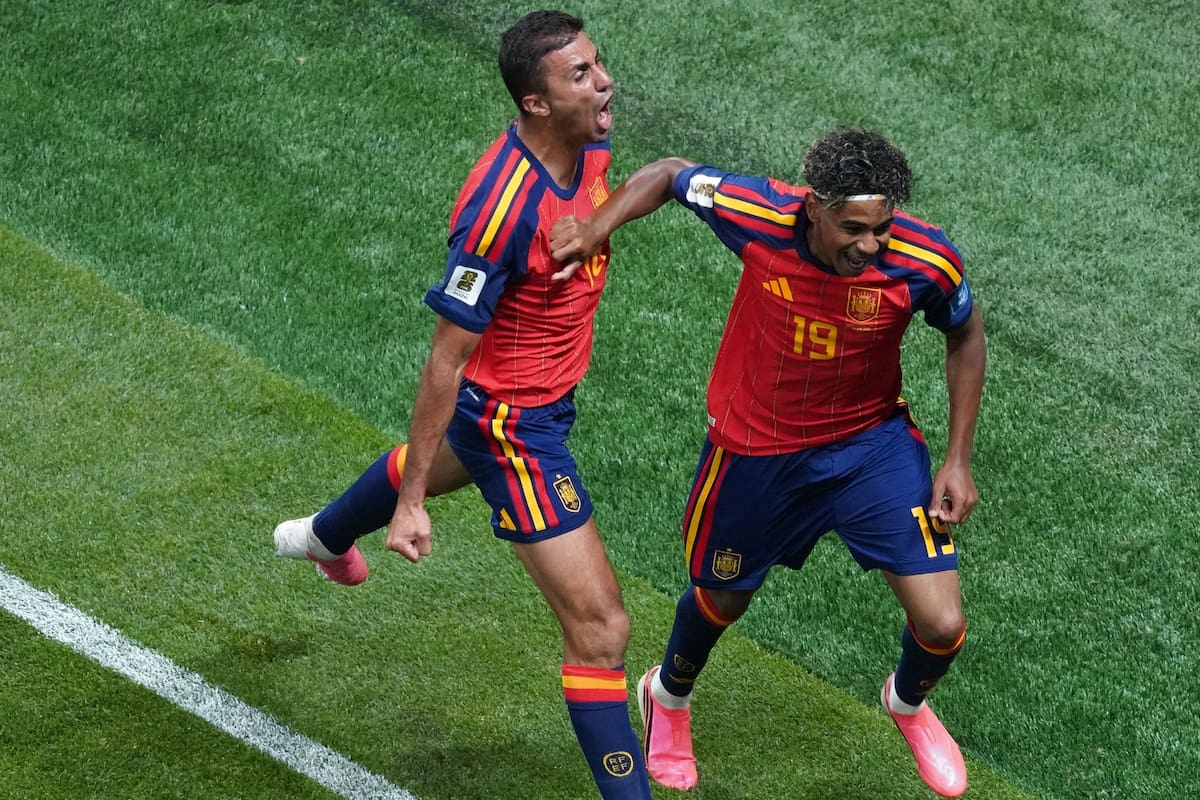 ATLANTA (ESTADOS UNIDOS), 21/06/2026.- Los jugadores de la selección española, Lamine Yamal (d) y Rodrigo, celebran el primer gol del combinado español durante el partido del Mundial 2026 entre España y Arabia Saudí, este domingo en Atlanta. EFE/ Kenneth Fernández.
