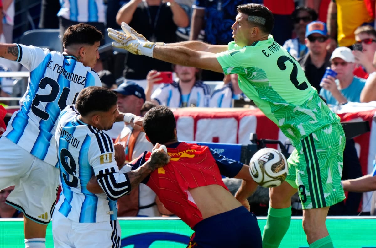 El portero argentino Emiliano Martínez (23) realiza una atajada mientras los jugadores pugnan por el balón frente a él durante la segunda mitad de la final de la Copa Mundial de la FIFA, en East Rutherford, Nueva Jersey, el sábado 19 de julio de 2026. //Foto, AP: Frank Gunn/The Canadian Press