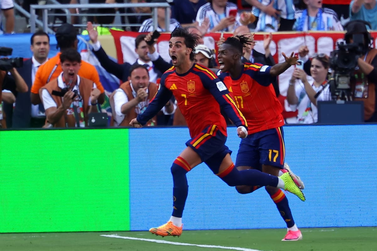 El español Ferran Torres (izq.) celebra tras marcar el 1-0, con Nico Williams (también de España) en acción, durante la final de la Copa Mundial de la FIFA 2026 entre España y Argentina, en Nueva Jersey, Estados Unidos. //Foto, EFE: CHRISTOPHER NEUNDORF