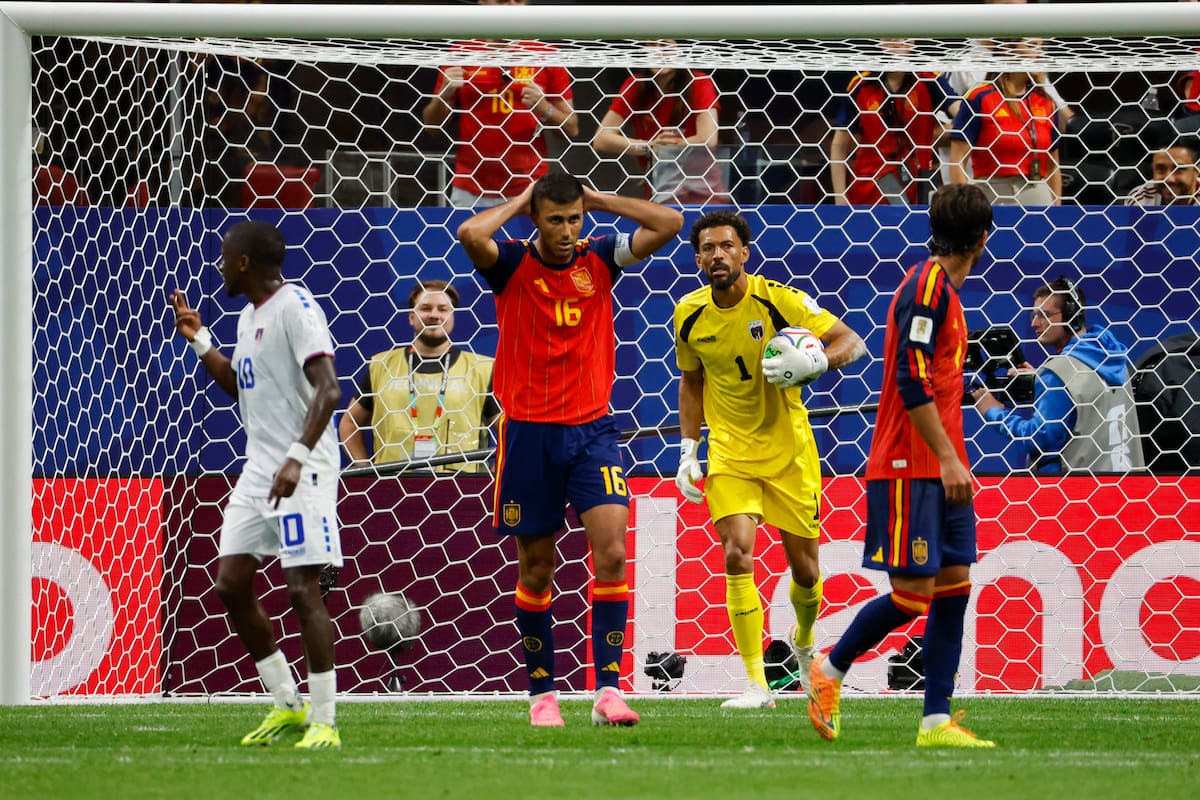 ATLANTA (ESTADOS UNIDOS), 15/06/2026.- El centrocampista de España Rodri (2i) y el portero de Cabo Verde Josimar Das "Vozinha" (2d) durante el partido del grupo H del Mundial 2026 entre España y Cabo Verde, este lunes en el Estadio Atlanta. EFE/ Lavandeira Jr