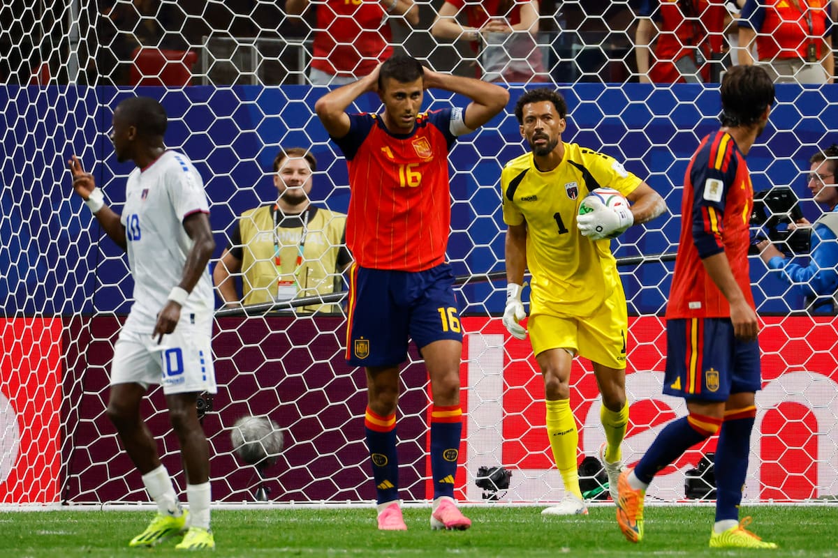 ATLANTA (ESTADOS UNIDOS), 15/06/2026.- El centrocampista de España Rodri (2i) y el portero de Cabo Verde Josimar Das "Vozinha" (2d) durante el partido del grupo H del Mundial 2026 entre España y Cabo Verde, este lunes en el Estadio Atlanta. EFE/ Lavandeira Jr