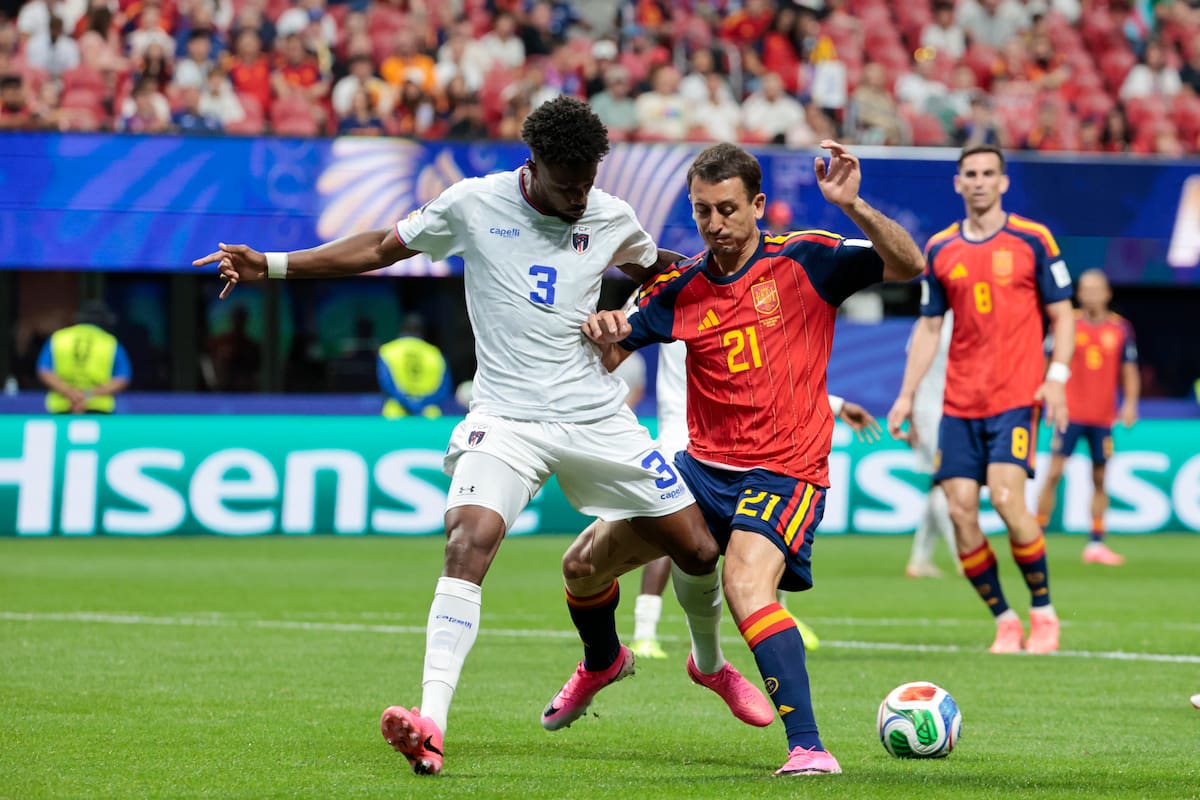 ATLANTA (ESTADOS UNIDOS), 15/06/2026.- El delantero de España Mikel Oyarzábal (d) pelea un balón con el defensa de Cabo Verde Diney durante el partido del grupo H del Mundial 2026 entre España y Cabo Verde, este lunes en el Estadio Atlanta. EFE/ Lavandeira Jr