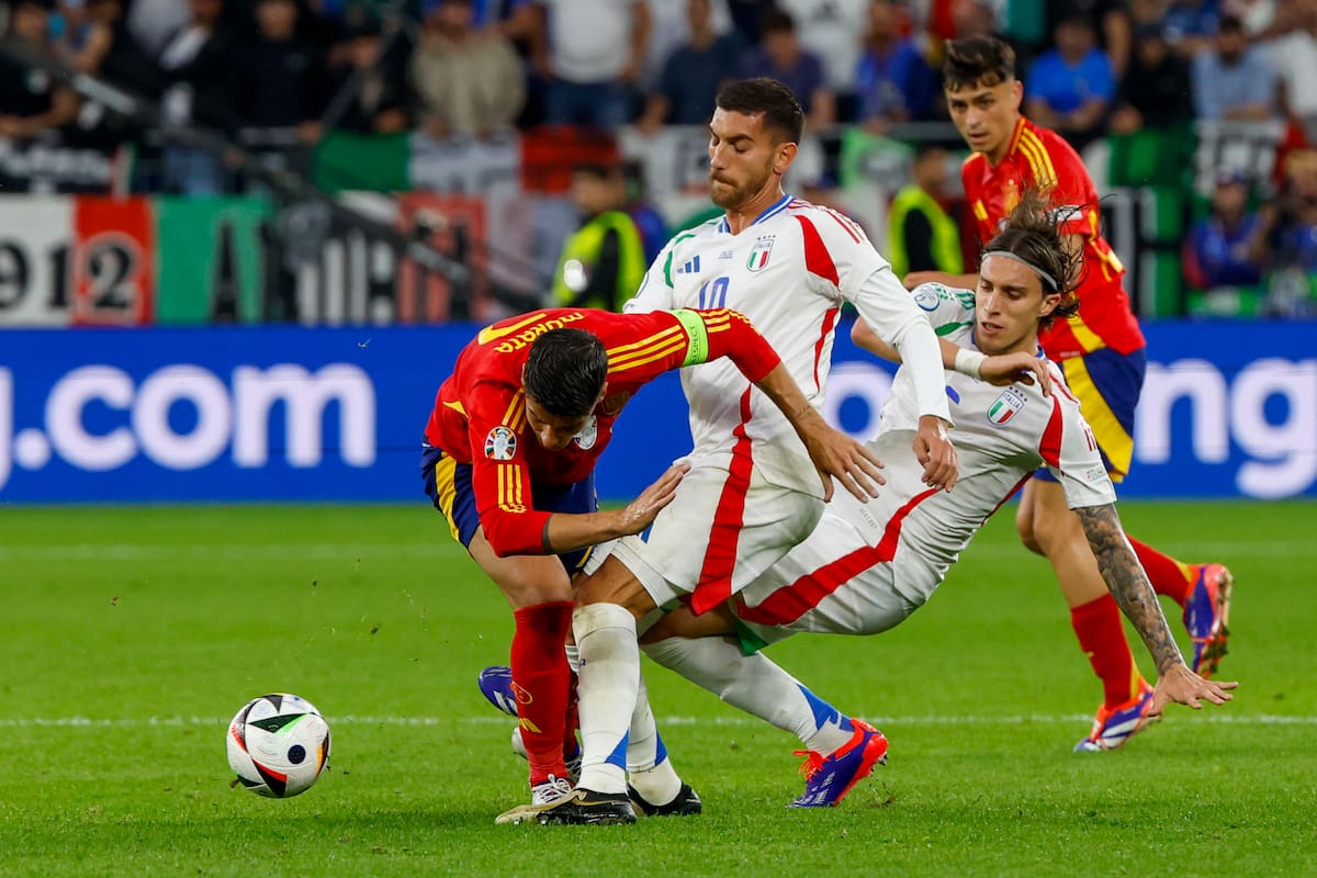 GELSENKIRCHEN (ALEMANIA), 20/06/2024.- El delantero de la selección española, Álvaro Morata (i), disputa el balón ante el centrocampista del combinado italiano, Lorenzo Pellegrini, durante el encuentro correspondiente a la fase de grupos de la Eurocopa 2024 que España e Italia disputan hoy jueves en Gelsenkirchen (Alemania). EFE/J.J. Guillen.