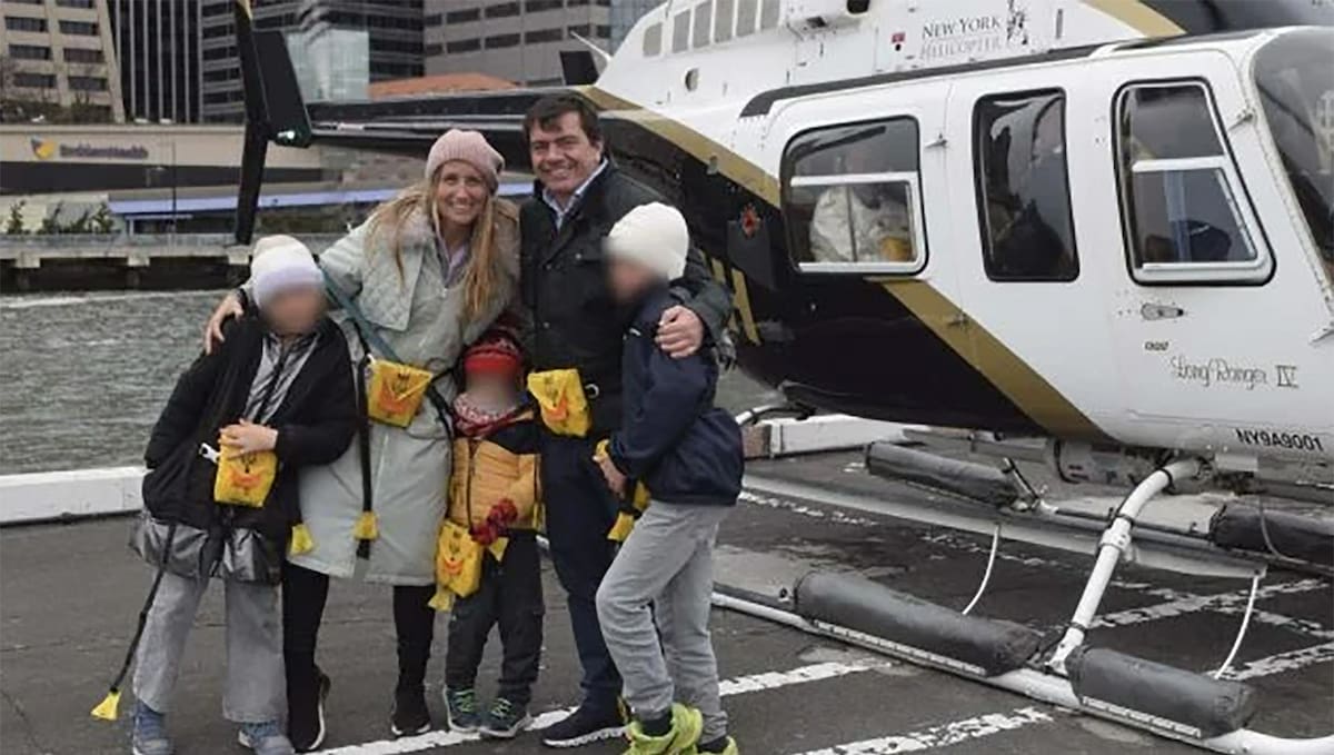 El español Agustín Escobar Cañadas, directivo de Siemens, su esposa, Mercè Camprubí Montal, también directiva en esta empresa, y sus tres hijos, son cinco de las seis víctimas mortales del accidente de helicóptero ocurrido este jueves en aguas del río Hudson, en Nueva York. En la imagen, la familia se fotografía antes de subir al helicóptero. EFE/ VANGUARDIA