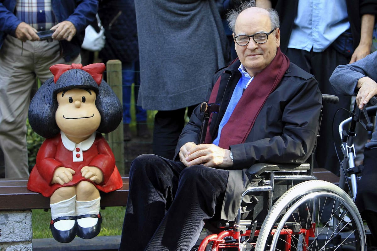 El humorista gráfico Joaquín Salvador Lavado Tejón, Quino, Premio Príncipe de Asturias de Comunicación y Humanidades, inauguró hoy en el Parque de San Francisco de Oviedo la segunda escultura oficial de Mafalda tras la instalada en el barrio de San Telmo de Buenos Aires. EFE/ José Luis Cereijido