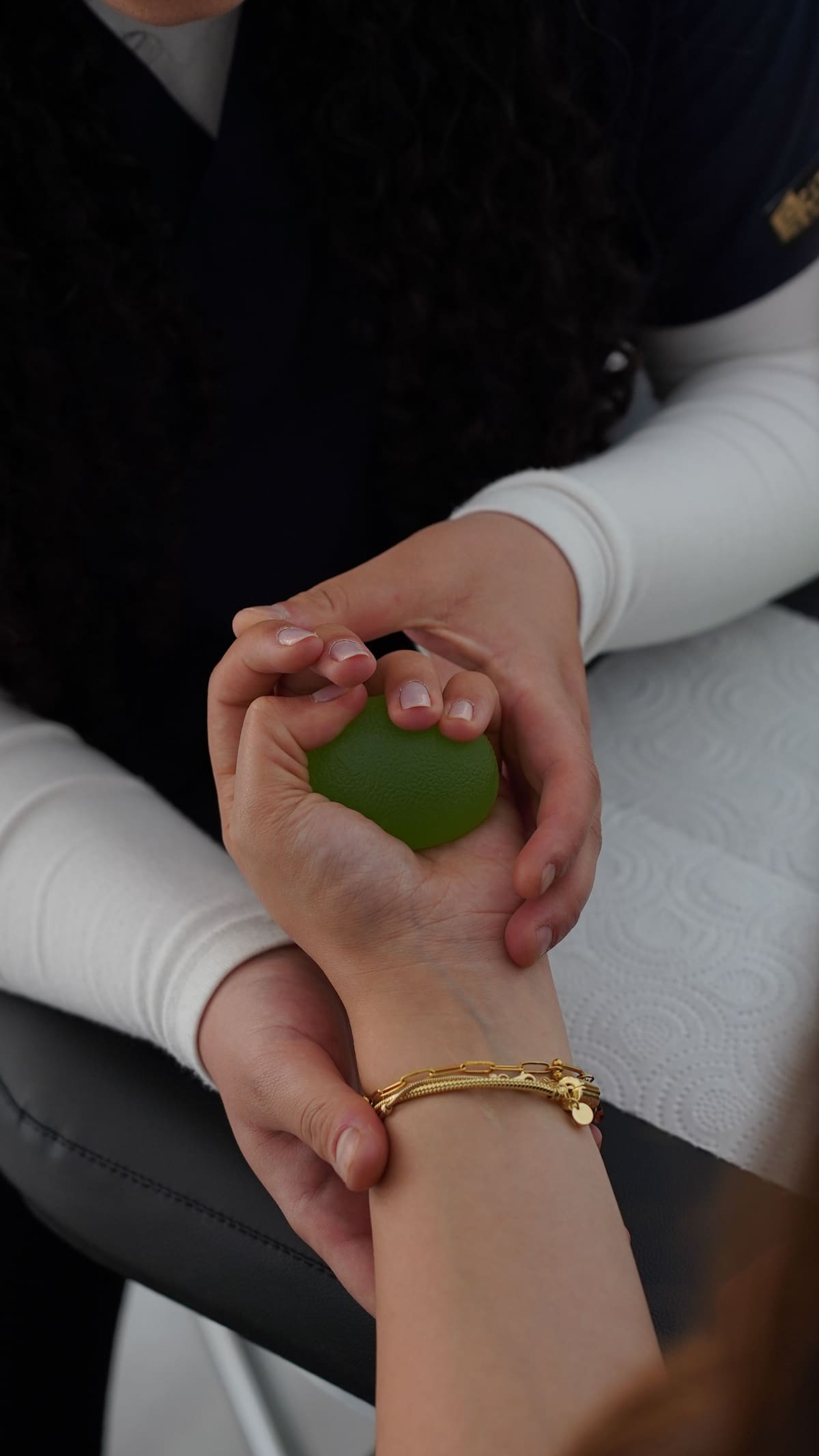 El tratamiento de la espasticidad puede incluir fisioterapia, ejercicio terapéutico, medicamentos y otros procedimientos según las necesidades del paciente.