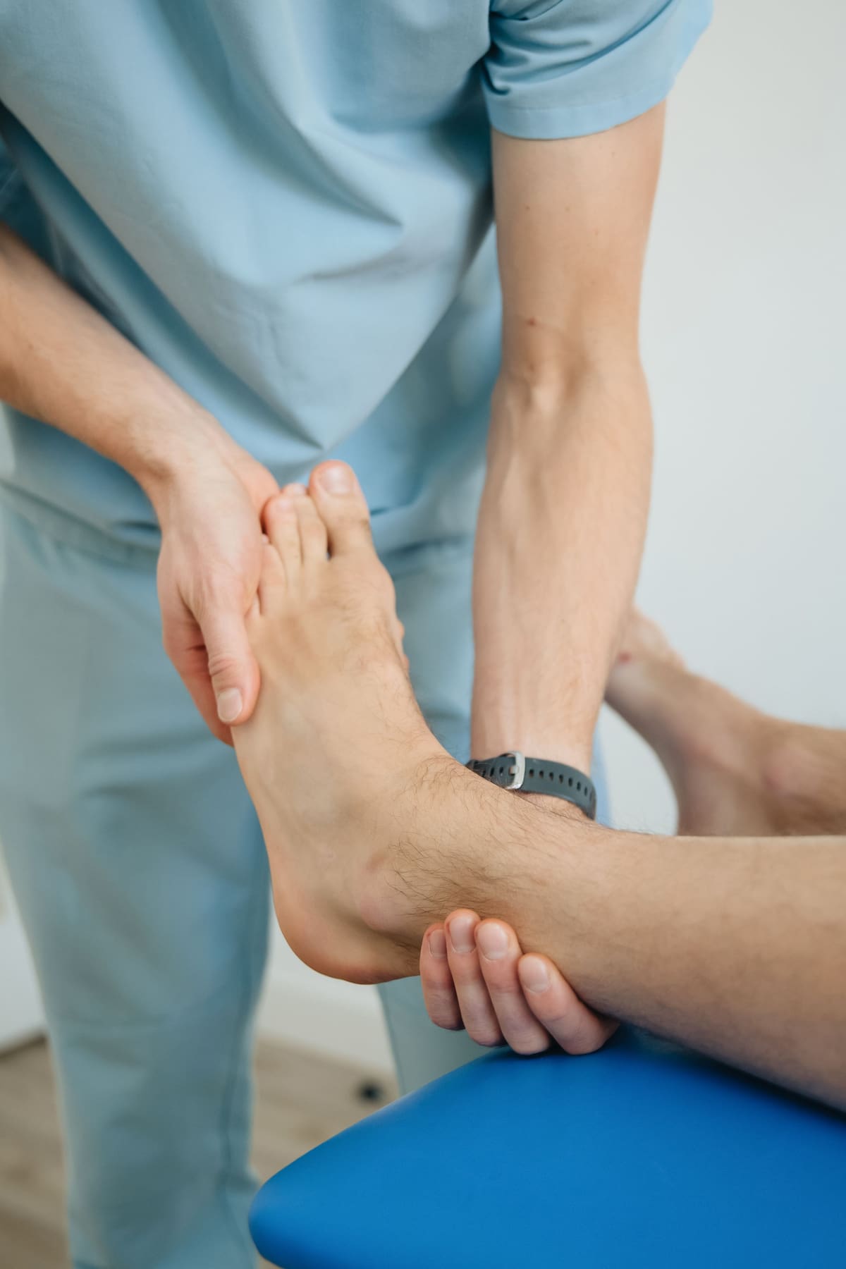 Expertos recomiendan consultar ante rigidez, dolor, posturas anormales o dificultades para caminar y realizar actividades cotidianas.