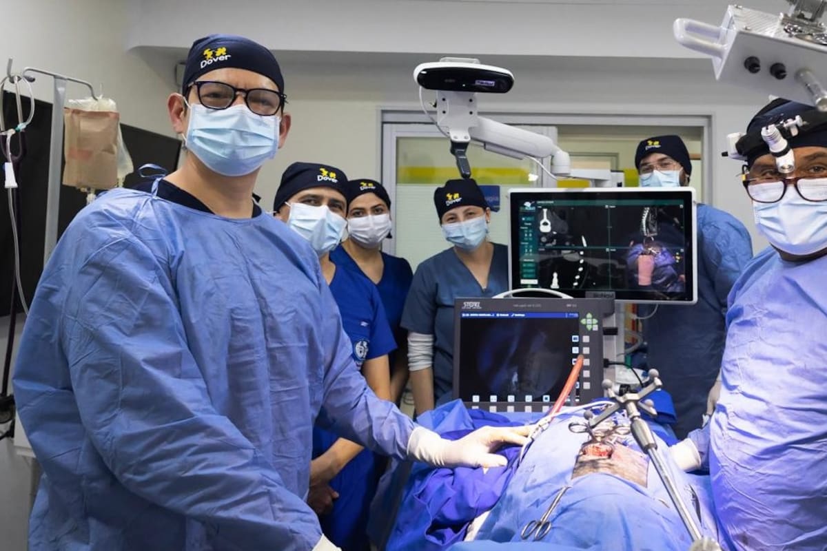 Clínica Dover realiza por primera vez en Colombia y América Latina neurocirugías veterinarias con tecnología humana de alta precisión. Pandora y Daira, las primeras mascotas intervenidas con aspirador ultrasónico en medicina veterinaria nacional
