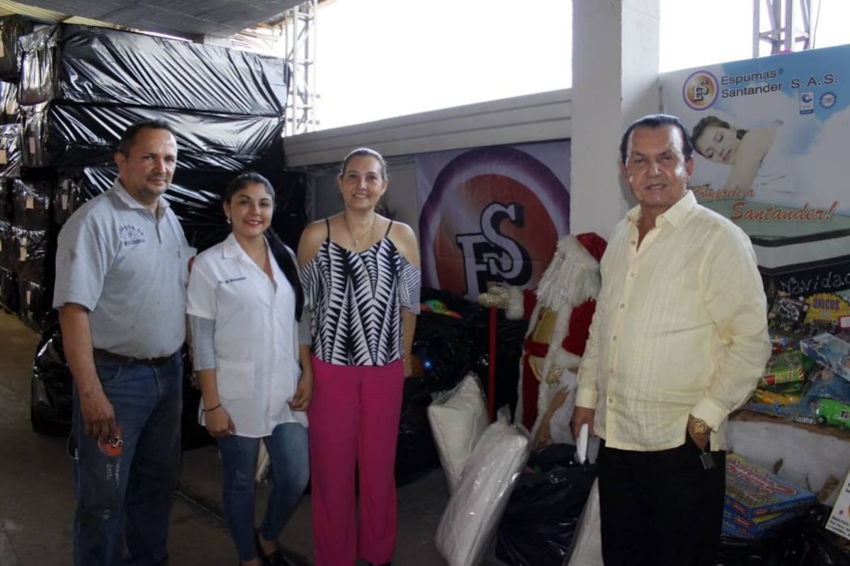 Entrega de regalos por parte de Espumas Santander. En la foto: Willian Aceros, Maira Tarazona, Nancy Blanco e Isnardo Guarín.