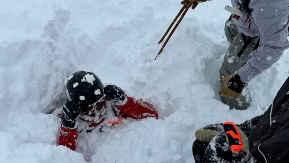 Un esquiador italiano rescató a otro que había quedado sepultado tras una avalancha en los Alpes suizos.
