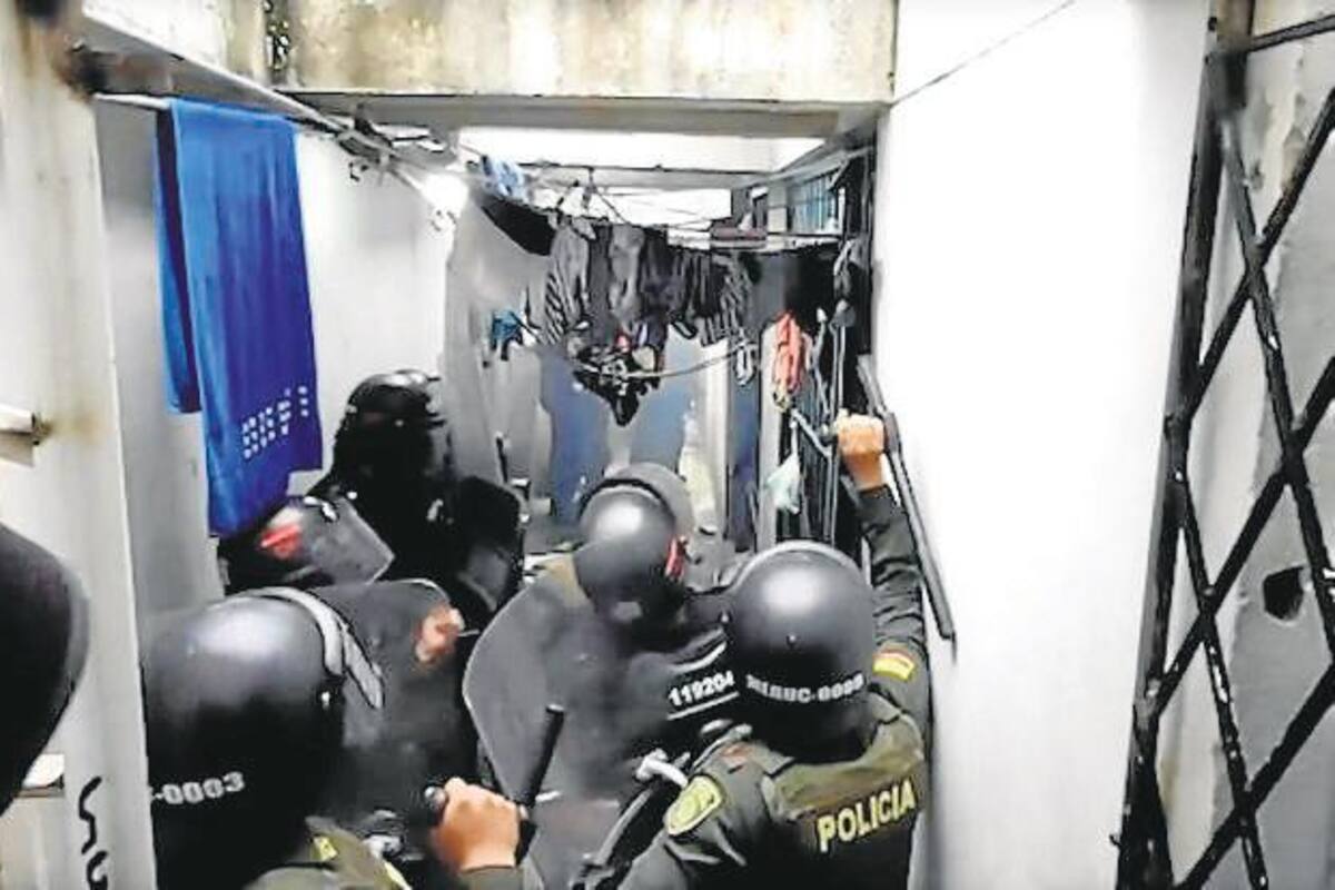 La tarde del miércoles fue necesaria la presencia del Esmad para controlar la situación. Personería, Defensoría del Pueblo y Secretaría del Interior también acudieron. Tomada de video. / VANGUARDIA