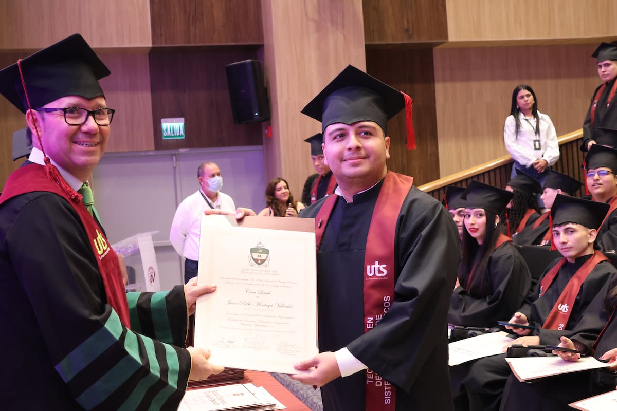 “Esta siempre será su universidad”, Omar Lengerke, a nuevos graduados de la UTS. Foto suministrada/VANGUARDIA