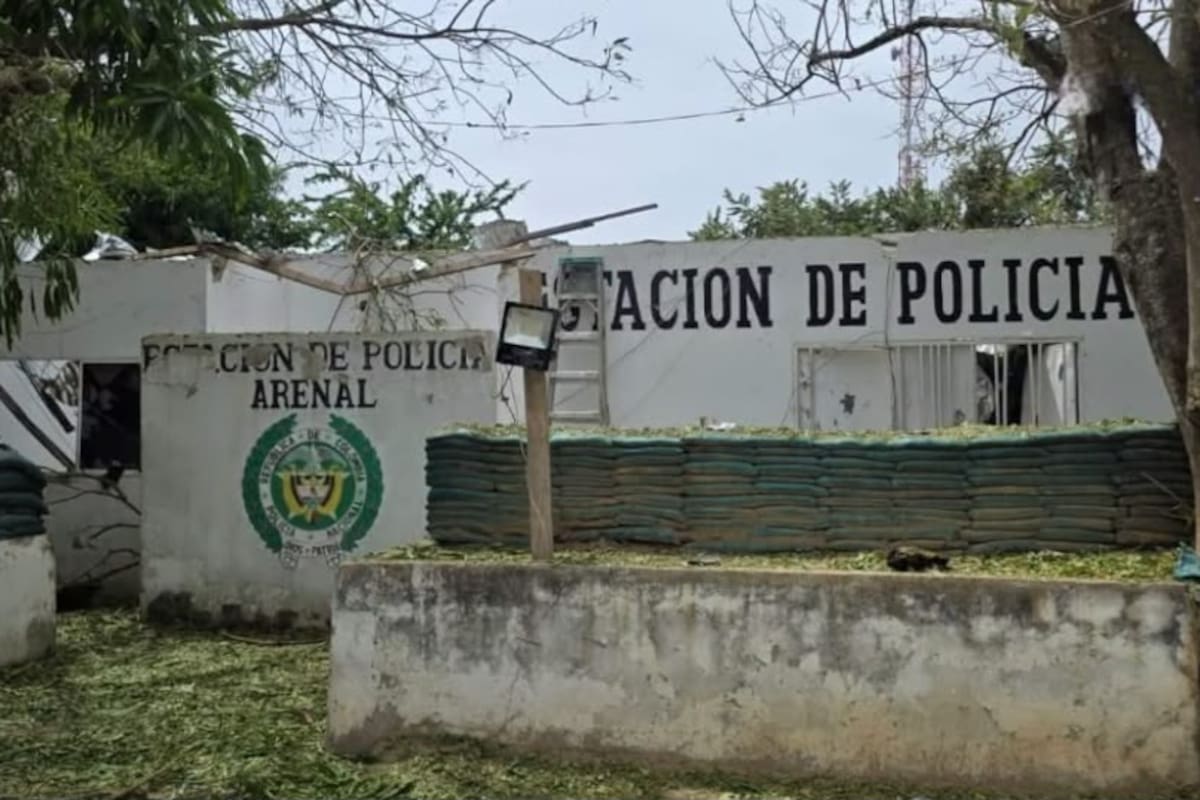La estación de Policía de Arenal, en el sur de Bolívar, quedó destruida tras el ataque con explosivos registrado la noche del viernes.
Suministrada/Vanguardia