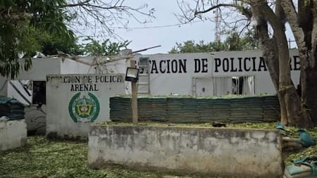 Ataque con drones explosivos contra estación de Policía de Arenal, Bolívar, dejó al menos tres uniformados heridos
