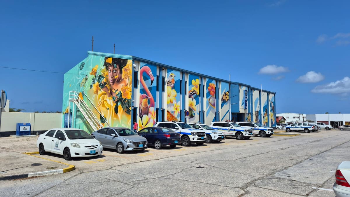 Estación de Policía de San Nicolás en Aruba, decorada con murales. Uno de ellos es de Studio Giftig, uno de los más famosos del mundo (Foto de Juan Carlos Chio / VANGUARDIA).