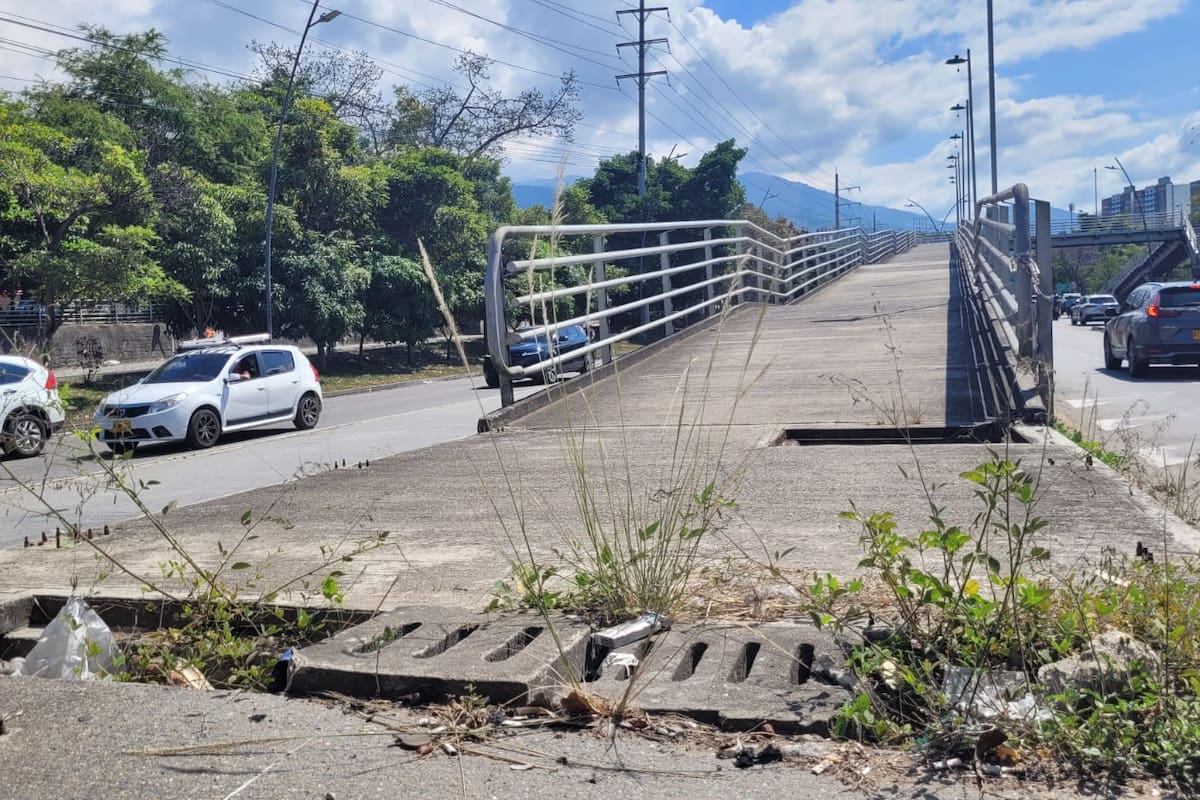 El lamentable estado de las estaciones de Metrolínea.