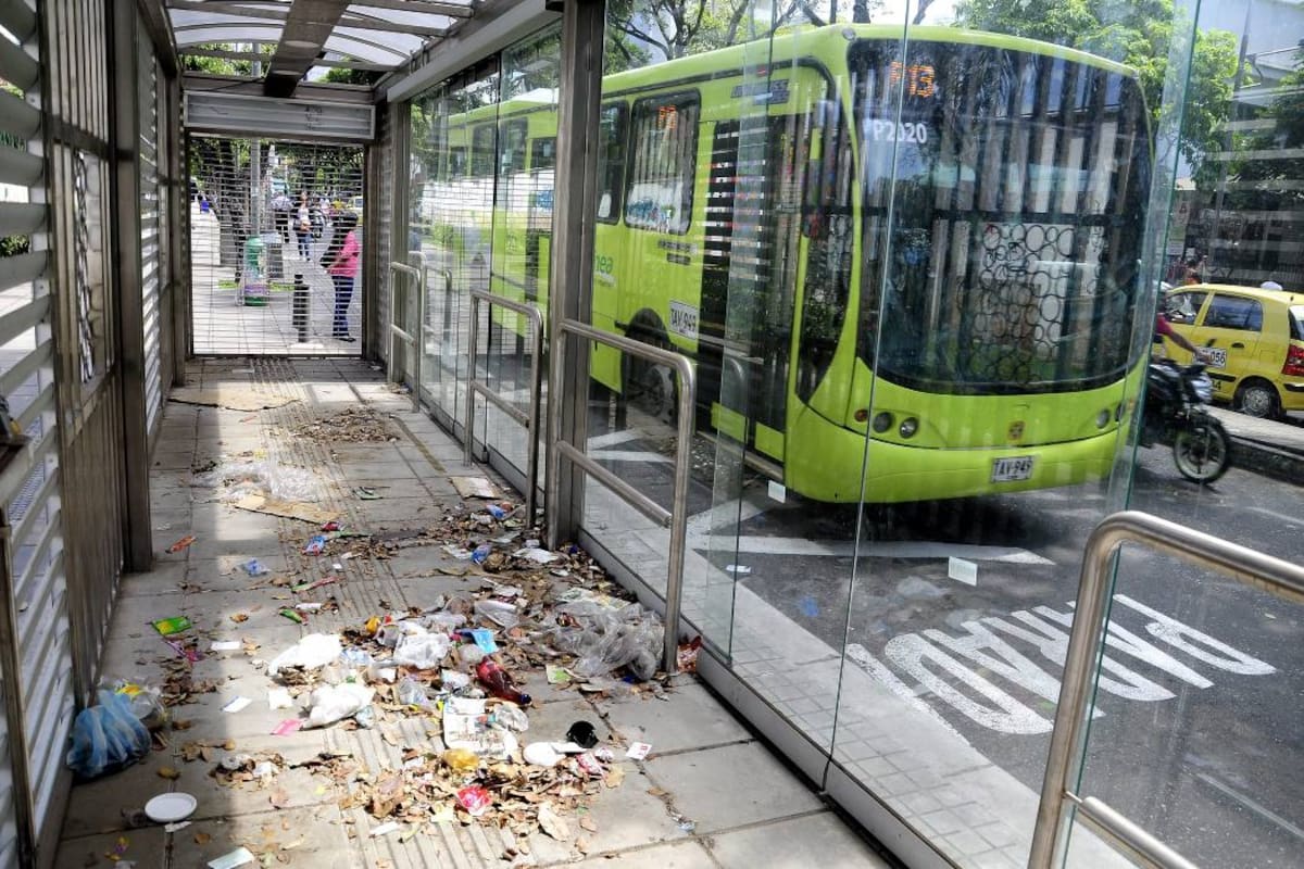 La construcción de estas paradas de Metrolínea inició en septiembre de 2014. Un año después no se han puesto en servicio y se han convertido en pequeños basureros. (Foto: Didier Niño / VANGUARDIA LIBERAL)
