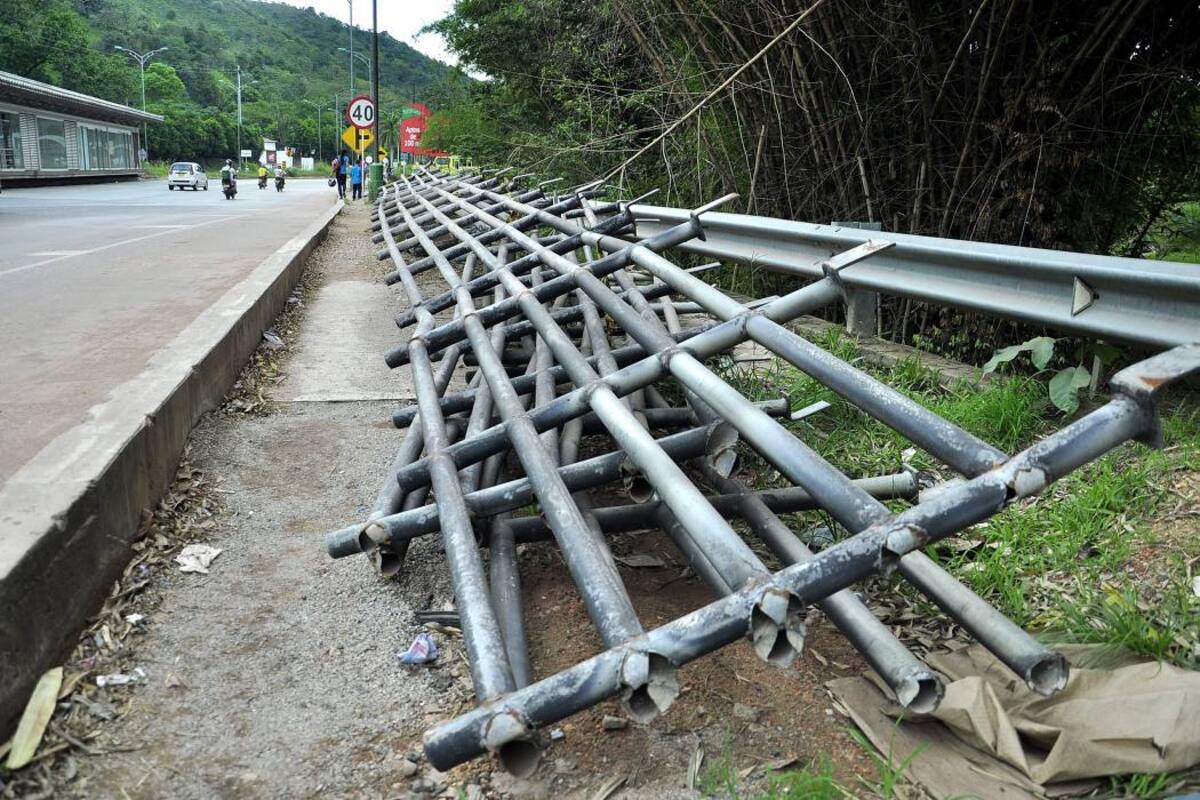 Luego de ocurrido el accidente, restos del puente peatonal de la UPB quedaron abandonados a un lado de la vía. (Foto: Laura Herrera/VANGUARDIA LIBERAL)