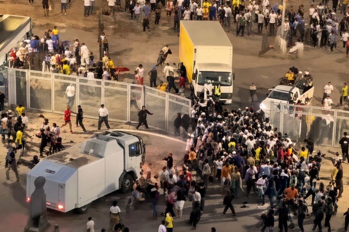 El incidente ocurrió en una puerta donde los aficionados con entrada empezaron a impacientarse debido a las medidas de seguridad reforzadas por la presencia del presidente de Zimbabue. /FOTO: X (Twitter)