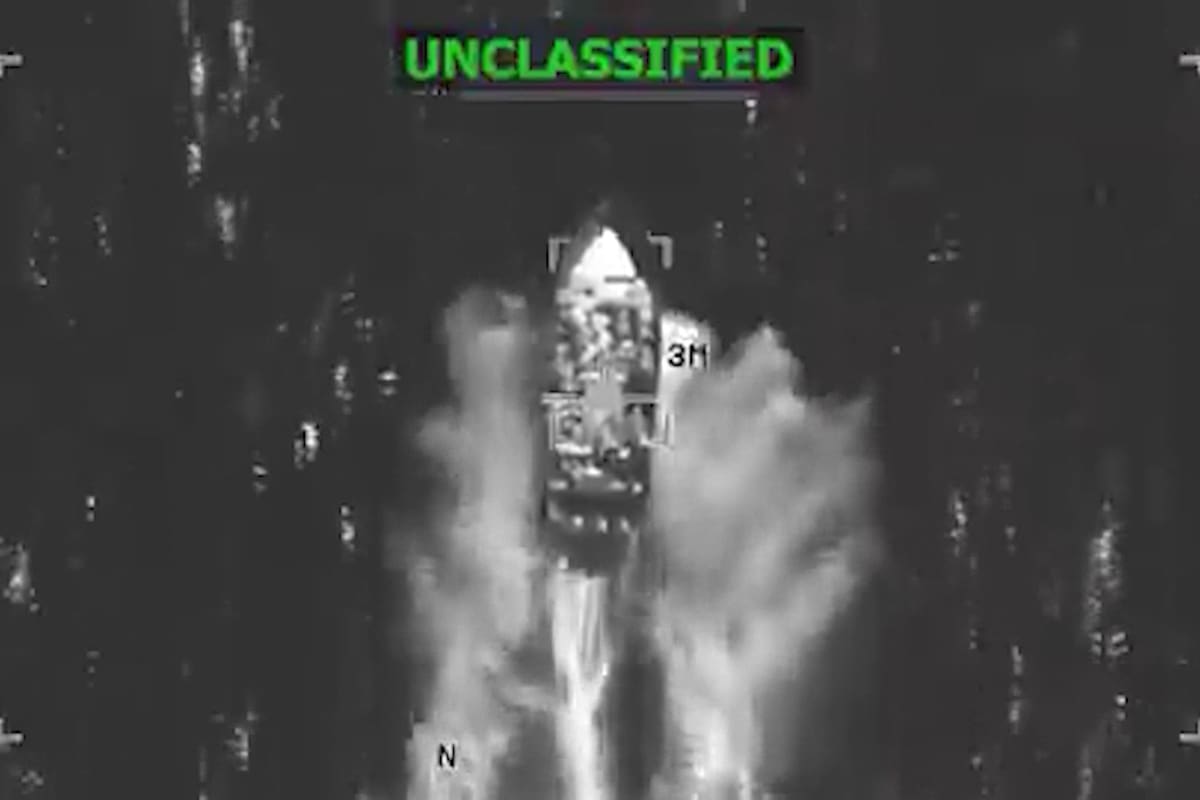 Captura de video tomada de la cuenta en X @Southcom del Comando Sur de los Estados Unidos que muestra una embarcación antes de ser atacada en aguas del océano Pacífico. Las fuerzas armadas de Estados Unidos publicaron este jueves un vídeo de un nuevo ataque contra una lancha supuestamente ligada al narcotráfico en el Pacífico Oriental. EFE/ @southcom /SOLO USO EDITORIAL/NO VENTAS/SOLO DISPONIBLE PARA ILUSTRAR LA NOTICIA QUE ACOMPAÑA (CRÉDITO OBLIGATORIO)