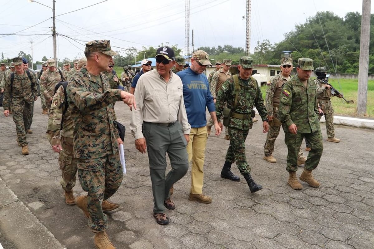 El general Francis Donovan, jefe del Comando Sur de Estados Unidos, recorrió la base de la Fuerza de Tarea Conjunta Hércules, en Tumaco, Nariño, acompañado por el ministro de Defensa y el comandante de las Fuerzas Militares.