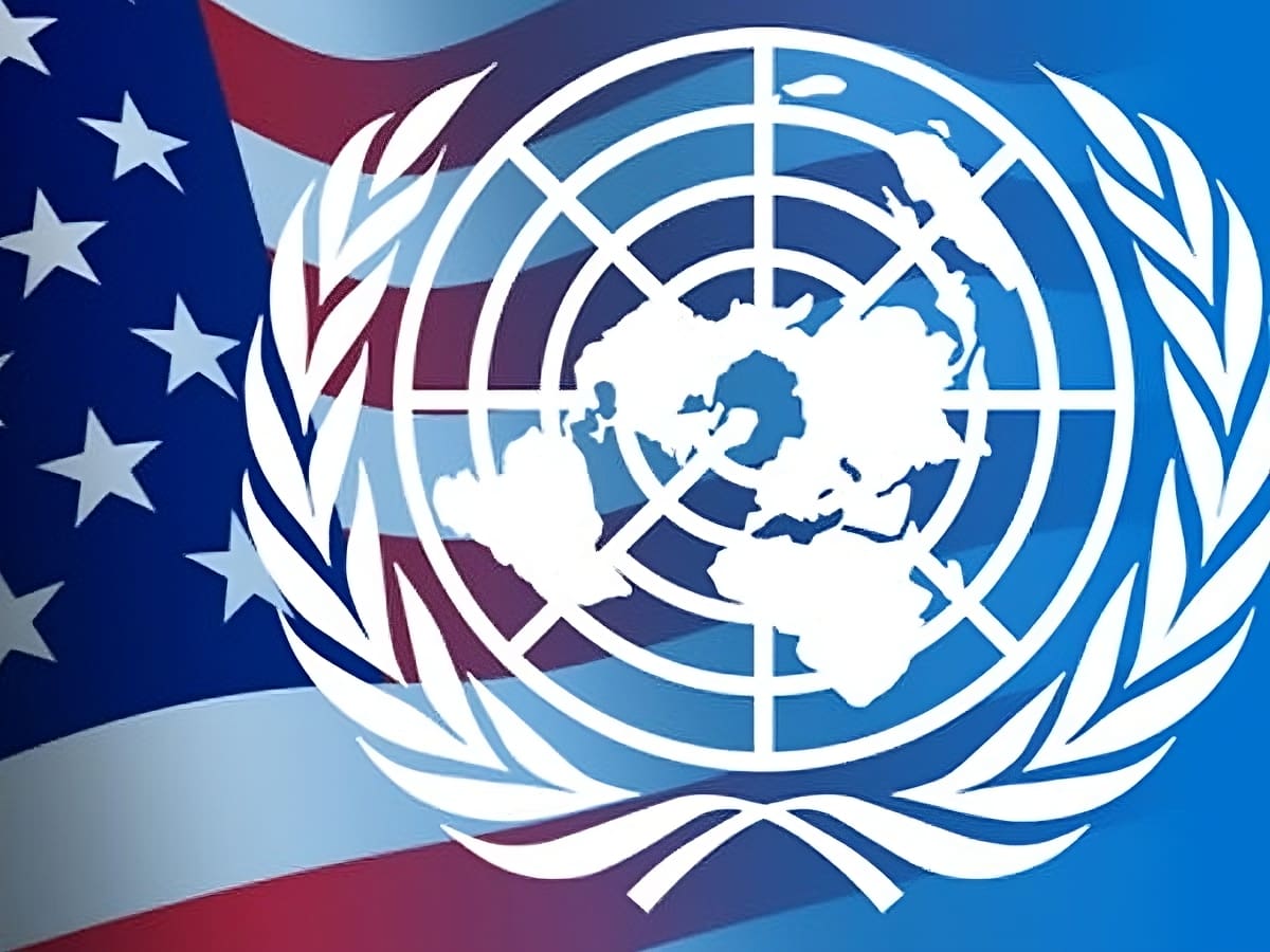 Banderas de los Estados Unidos y la ONU // foto sacada de internet // Rebelión-Ruben Ramos