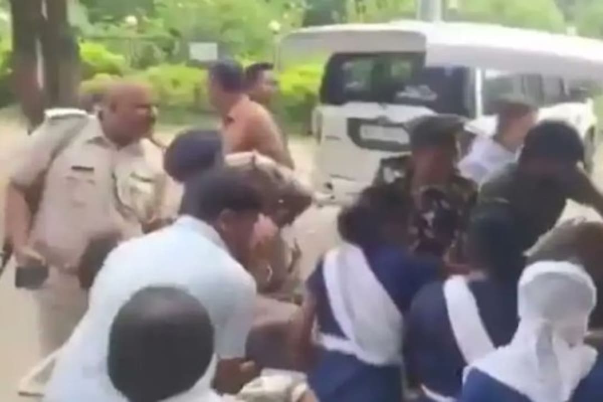 Tragedia en India: estampida en templo deja 7 muertos y 14 heridos.