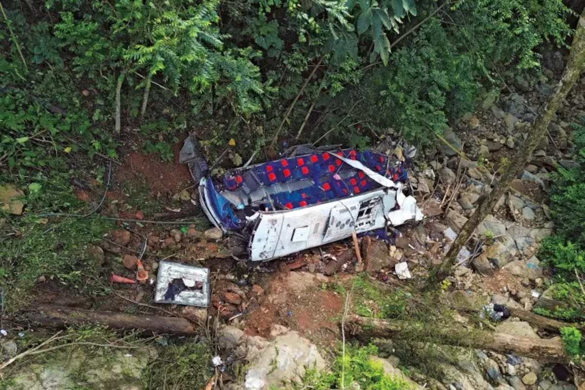 Estás serían las dos posibles causas del siniestro vial que cobró la vida de 17 recién graduados en Antioquia. | Foto: El Colombiano.
