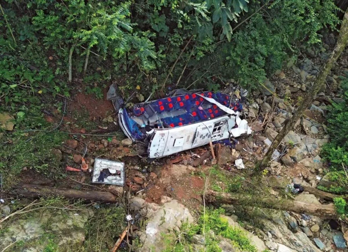 Estás serían las dos posibles causas del siniestro vial que cobró la vida de 17 recién graduados en Antioquia. | Foto: El Colombiano.