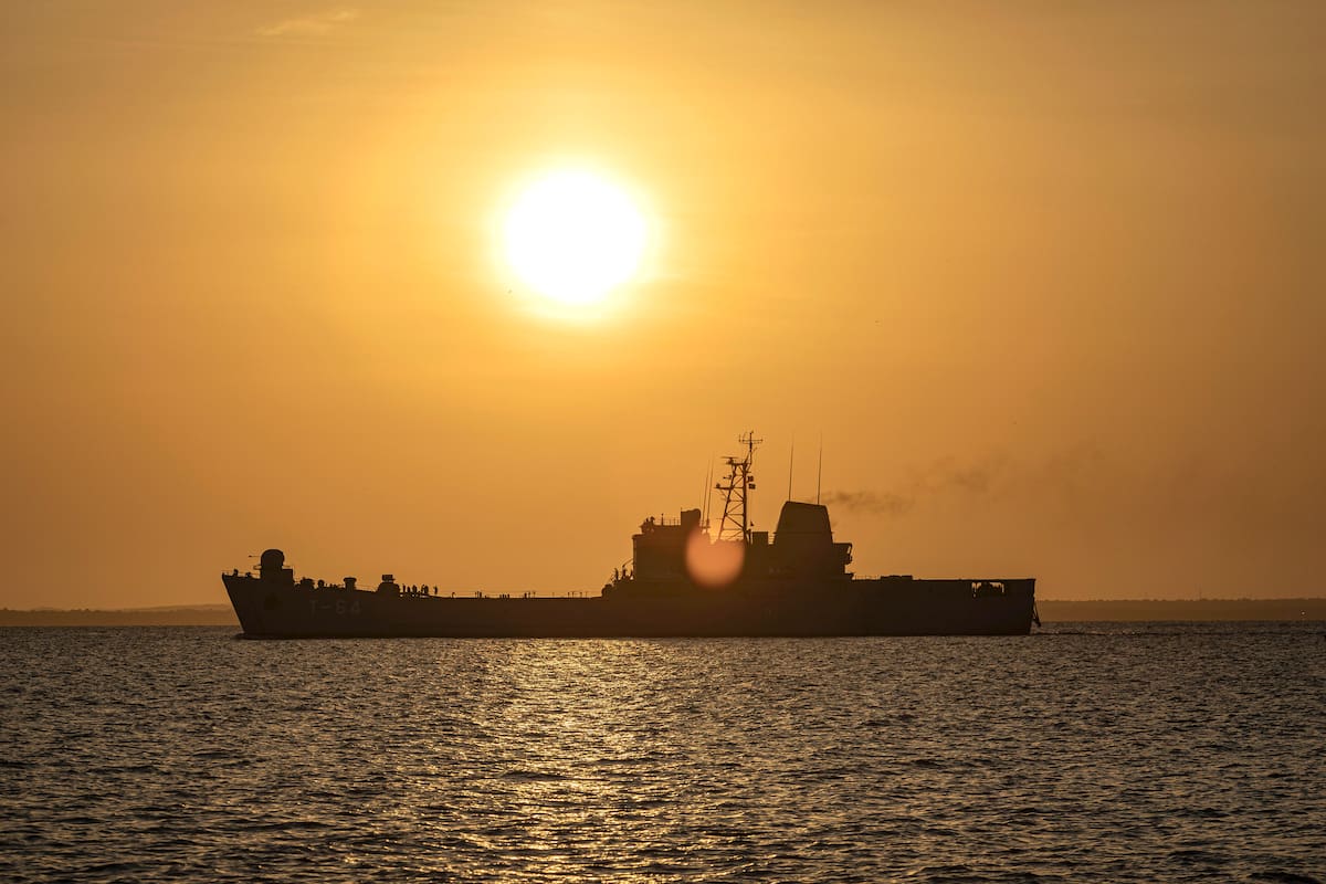 AME9000. MARACAIBO (VENEZUELA), 17/12/2025.- Fotografía de un buque de patrulla naval de la Armada desde el malecón del Lago de Maracaibo este miércoles, en Maracaibo (Venezuela). La estatal Petróleos de Venezuela (Pdvsa) aseguró que las exportaciones de crudo y sus derivados "se desarrollan con normalidad", después de que Estados Unidos ordenara "el bloqueo total y completo de todos los petroleros sancionados que entren y salgan" del país suramericano. EFE/ Henry Chirinos