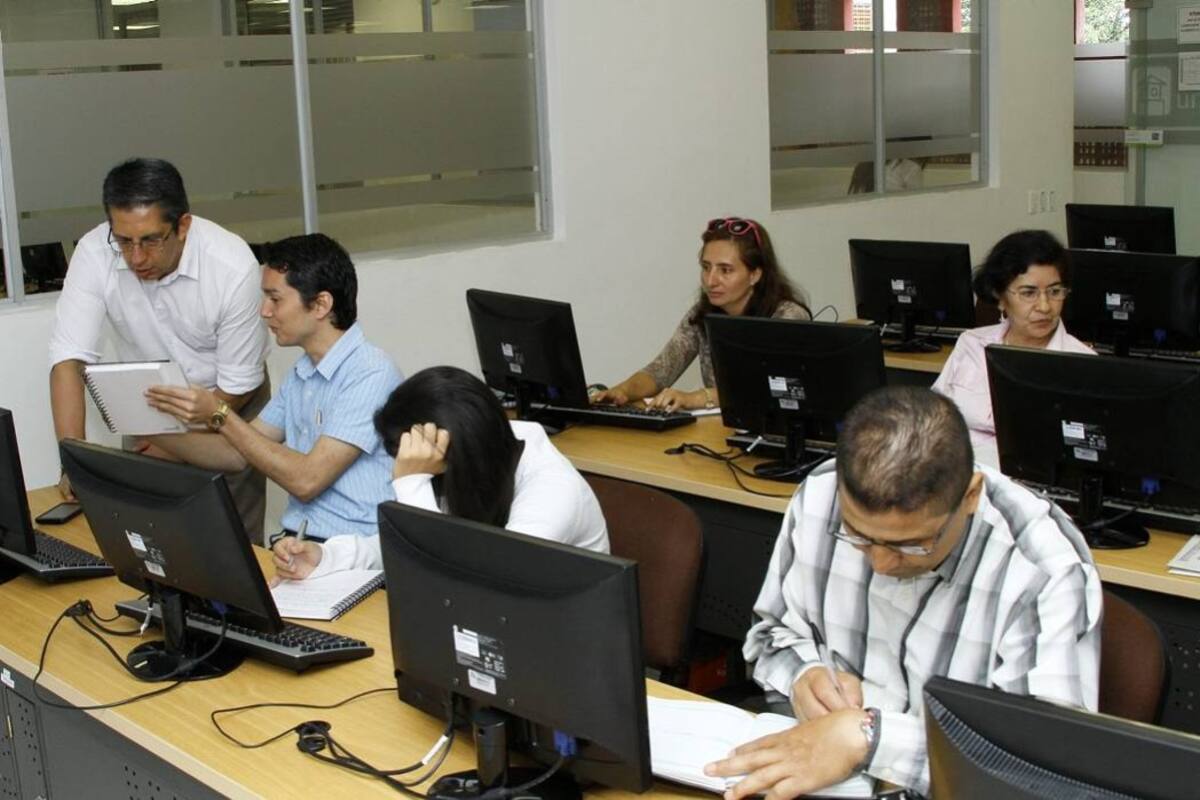 Los talleres de formación se adelantan en una sala de redacción, acondicionada en la Universidad Autónoma de Bucaramanga, Unab. (Foto: Fotografía: César Flórez León / VANGUARDIA LIBERAL)