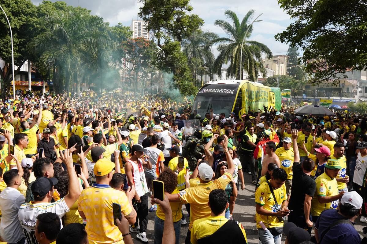 Este fue el gran recibimiento de los hinchas del Atlético Bucaramanga al equipo para disputar el último encuentro de los cuadrangulares semifinales | Foto Marco Valencia / VANGUARDIA