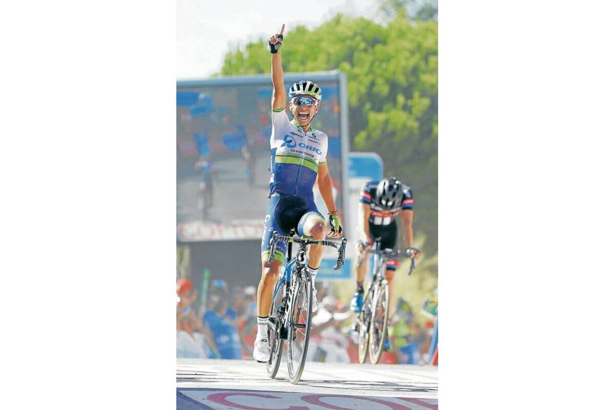 La alegría del joven colombiano Esteban Chaves por alcanzar la victoria de etapa en Caminito del Rey contrasta con la imagen de impotencia del holandés Tom Dumoulin, que no tuvo con qué responderle en el remate final al pedalista bogotano, que es el nuevo líder. (Foto: EFE / VANGUARDIA LIBERAL)