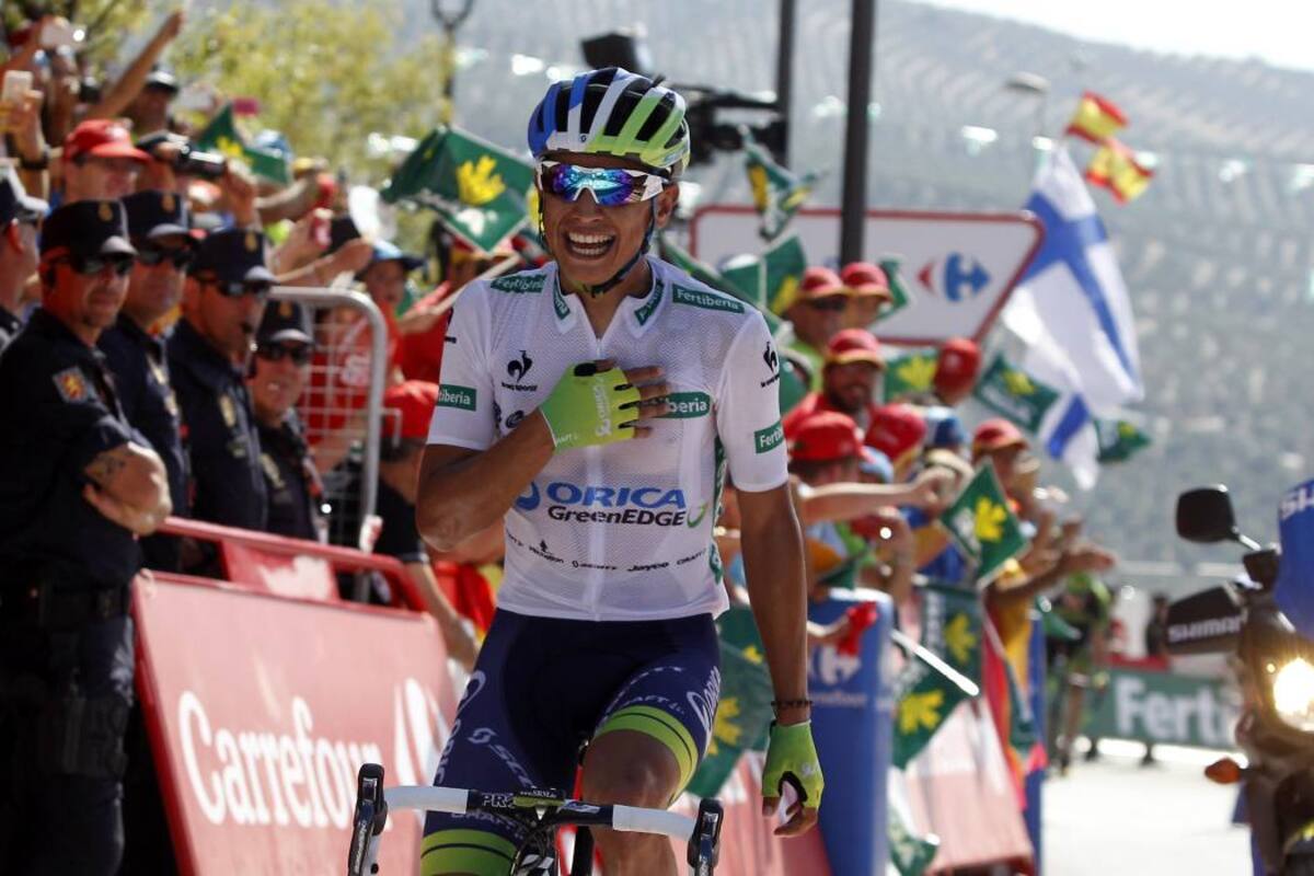 El colombiano Esteban Chaves (Orica-GreenEdge) logró ayer su segundo triunfo en la Vuelta a España, en la sexta etapa, con final en la cima de la Sierra de Cazorla (Andalucía), y recuperó el maillot rojo de líder que había perdido la víspera. (Foto: AFP / VANGUARDIA LIBERAL)