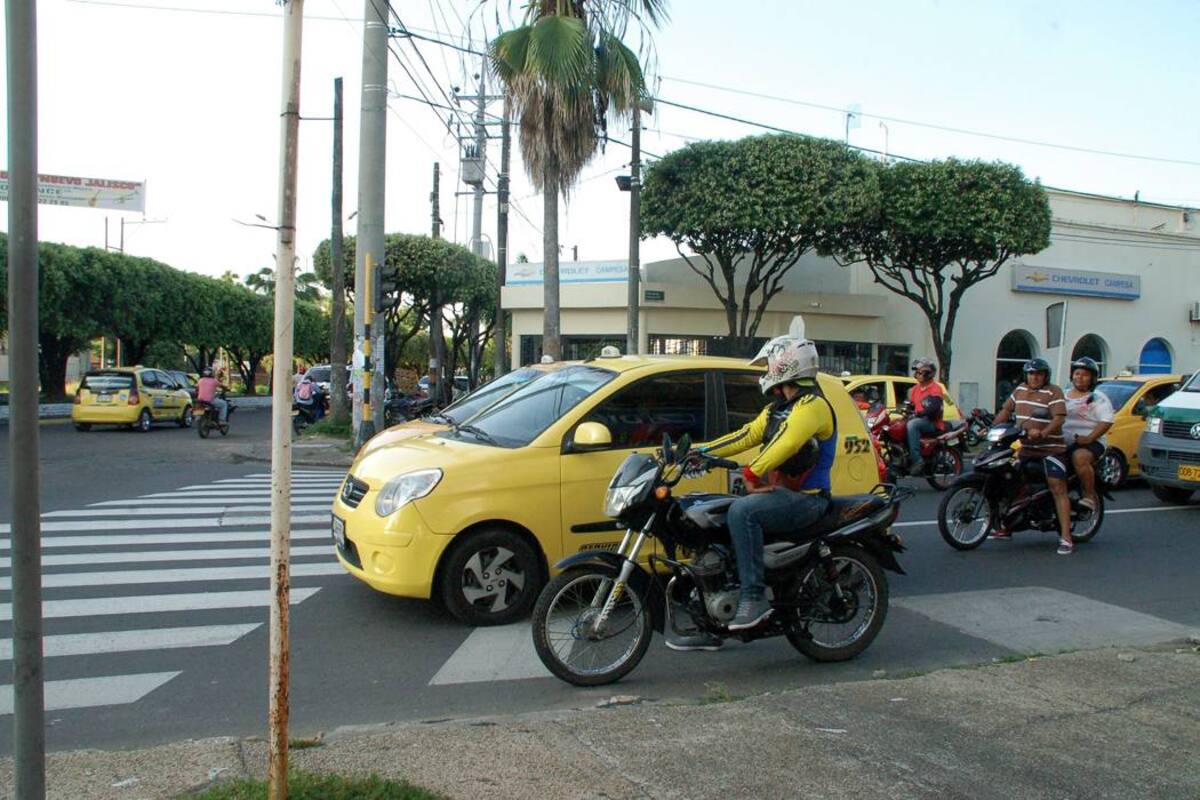 Pararse sobre la cebra vial y parquear en sitio prohibido son varias de las infracciones de tránsito que con más frecuencia cometen los conductores públicos y particulares en Barrancabermeja. (Foto: Archivo/VANGUARDIA LIBERAL)
