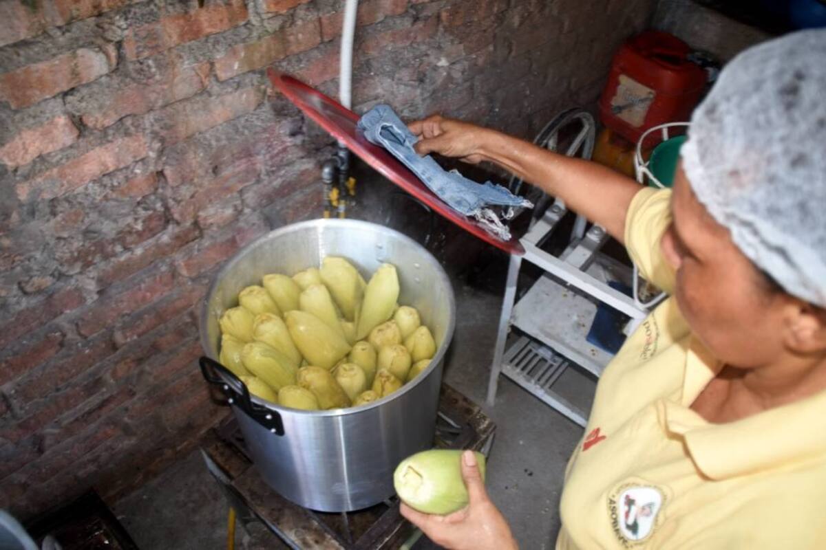 Se está cocinando el Festival del Bollo en las casas de las bolleras del barrio La Victoria, en la comuna Uno de Barrancabermeja. (Foto: Edgar Pernett/VANGUARDIA LIBERAL)