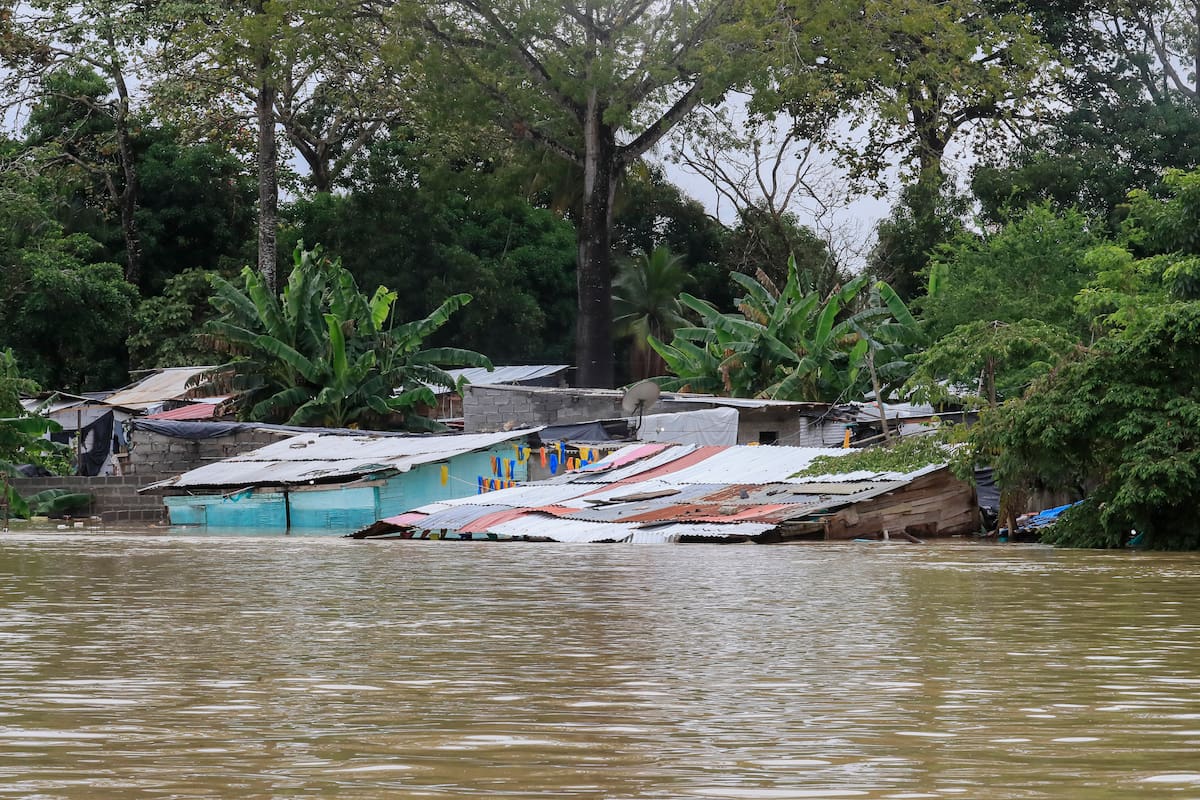 Fotografía que muestra este viernes una zona afectada por inundaciones en el barrio Zarabanda, en Montería (Colombia). Esto se demora, dicen resignados los habitantes de los barrios bajos de Montería, capital del departamento colombiano de Córdoba (noroeste), donde el agua de las inundaciones no solo cubrió calles y viviendas, sino también sus expectativas y esperanza, porque desde hace siete días conviven con la creciente del río Sinú sin creer que vaya a retirarse pronto. EFE/ Carlos Ortega