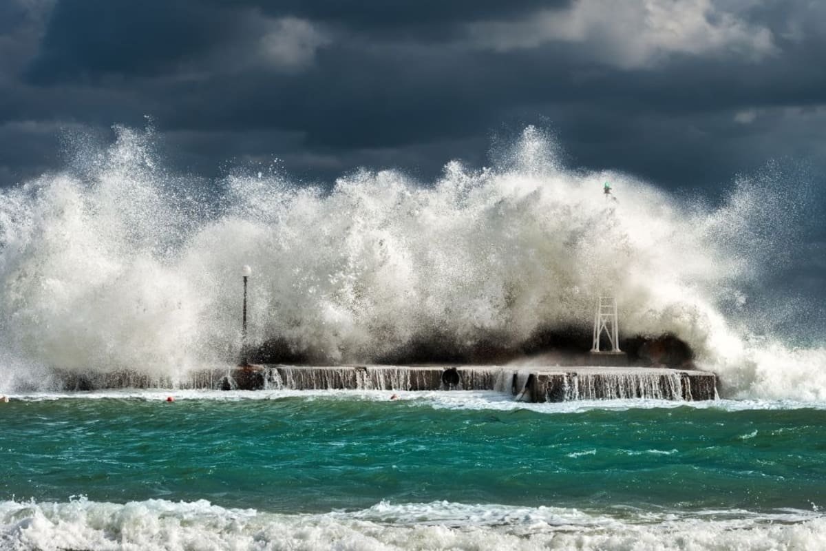 La emergencia llevó a monitorear zonas costeras del Caribe mientras miles de personas reportaron el fuerte movimiento. | Foto: Canva.
