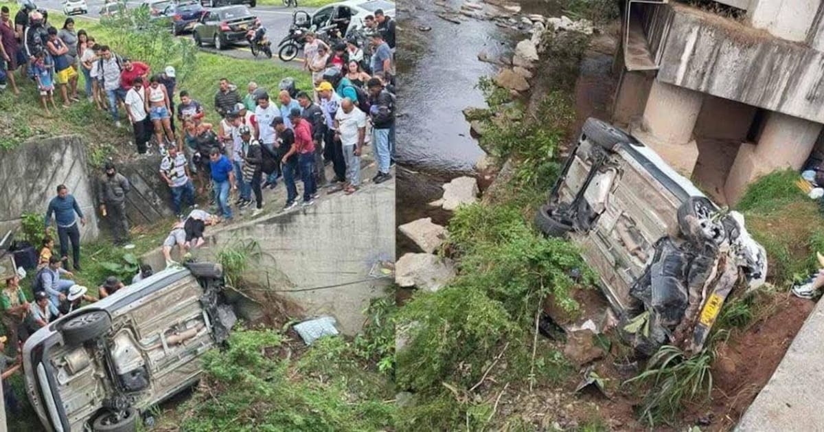 La camioneta Toyota en la que viajaban colisionó violentamente contra la base de un puente.