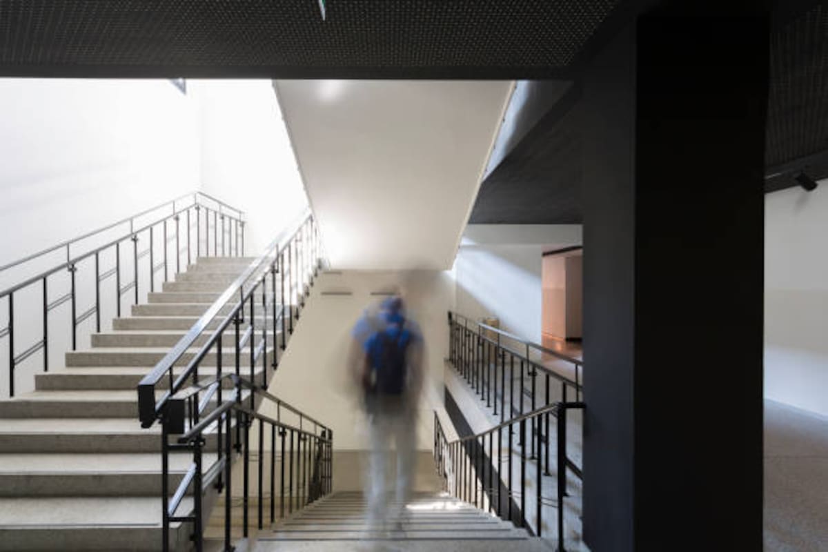 El aumento del salario mínimo obligó al cierre de varios colegios, luego de que instituciones advirtieran que no pueden asumir los nuevos costos laborales, generando preocupación entre padres y docentes.
