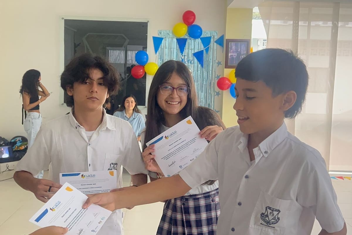 Pantallas, salud visual y sexualidad: así formaron a 120 estudiantes del área metropolitana.