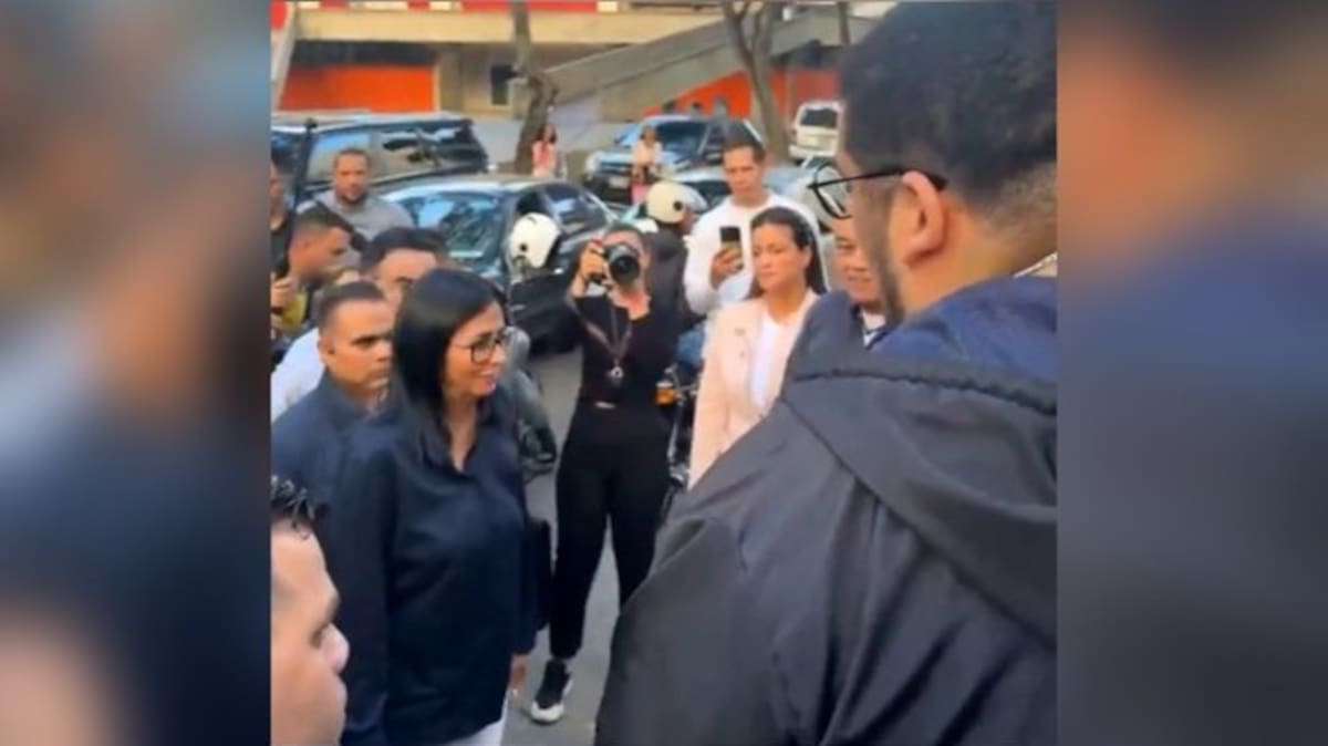 Tenso momento en la UCV: jóvenes reclaman a Delcy Rodríguez por presos políticos.