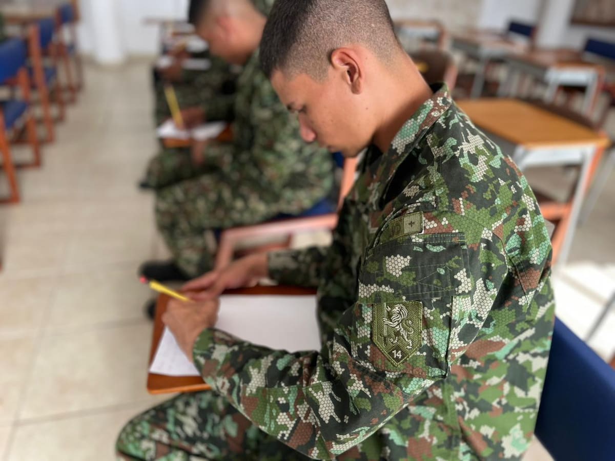 Los soldados en su formación académica.