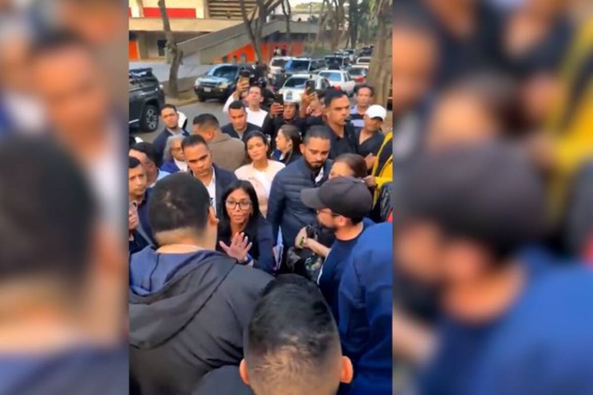 Un grupo de universitarios se encara con Delcy Rodríguez y le exige liberaciones en Venezuela: “Hay más de 200 jóvenes presos políticos”.