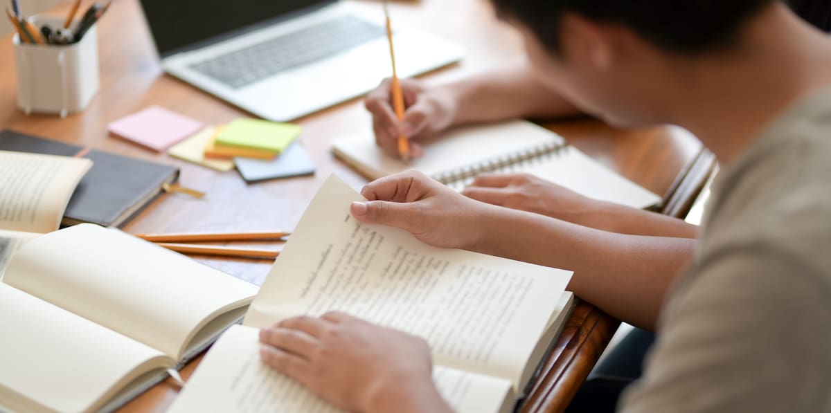Tener lecturas y estudios previos sobre las áreas evaluadas en el ICFES puede ayudar al estudiante a una mejor comprensión de la prueba. // Foto: 123rf.