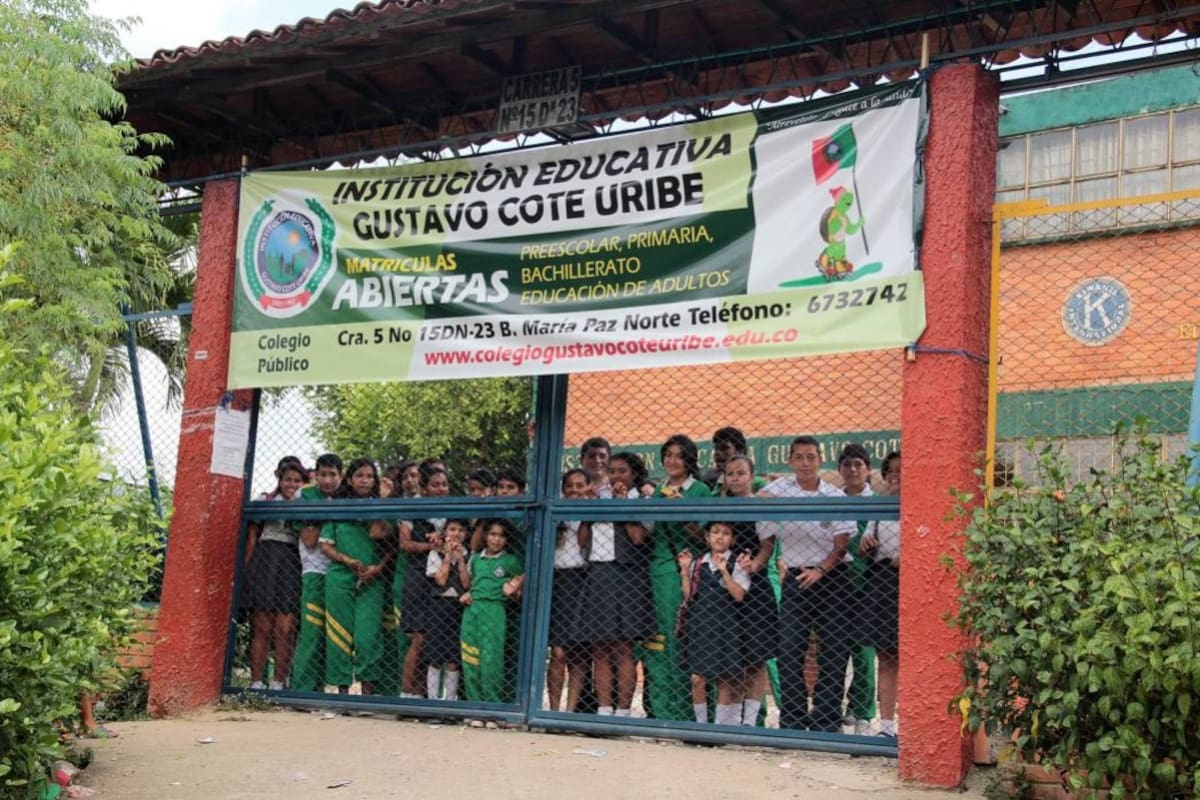 Los estudiantes impidieron el ingreso de los docentes y personal administrativo a la institución. La toma del Colegio se realizó desde las 5:30 a.m. hasta las 11:30 a.m. (Foto: Javier Gutiérrez / VANGUARDIA LIBERAL)