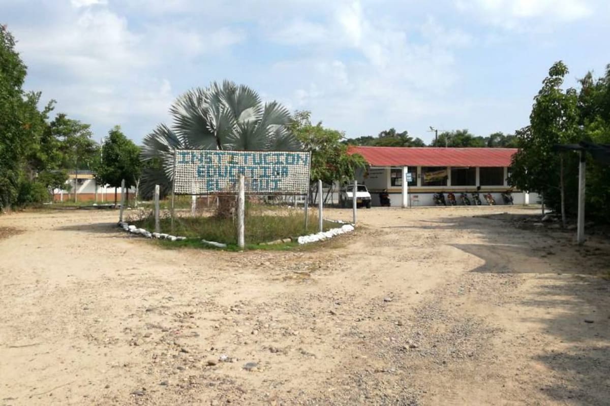 Esta es la Institución Educativa El Tagui, ubicada en la vereda Payoa, jurisdicción de Sabana de Torres, y así de sola luce a pesar de que las clases ya comenzaron porque aún no hay transporte escolar. (Foto: Suministrada/VANGUARDIA LIBERAL)