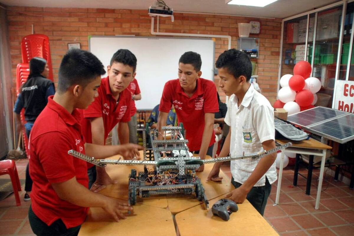 Desde sexto grado los estudiantes de la Ciudadela Educativa del Magdalena Medio tienen la oportunidad de formarse en robótica. (Foto: Suministrada/VANGUARDIA LIBERAL)