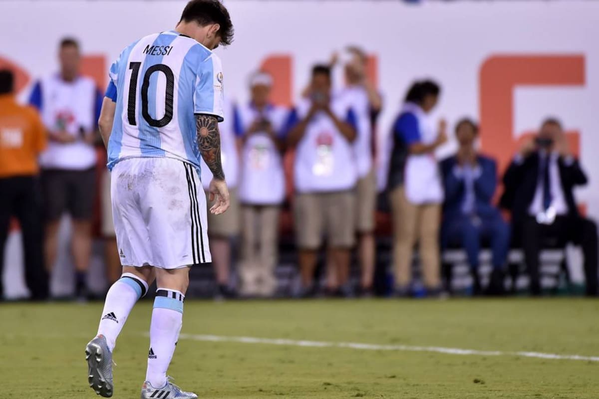 Lionel Messi soñaba con una fiesta y el fin de la maldición, pero se encontró ayer con su peor pesadilla errando su disparo en la tanda de penales ante el mismo Chile que lo amargó el año pasado y entregando la final de la Copa América Centenario. (Foto: AFP / VANGUARDIA LIBERAL)