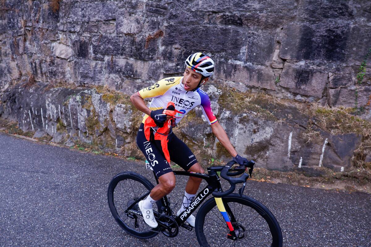 POIO (PONTEVEDRA), 09/09/2025.- El ciclista colombiano Egan Bernal, del INEOS Grenadiers, durante la etapa 16 de la Vuelta Ciclista a España que se disputa este martes entre Poio y Mos-Castro de Herville (Pontevedra), de 167.9 km de recorrido. EFE/ Javier Lizón